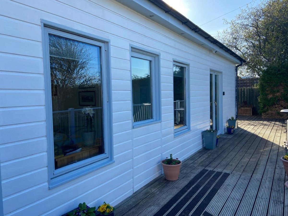 Chalet On The Green - Self Contained With Parking. Inshes 외부 사진